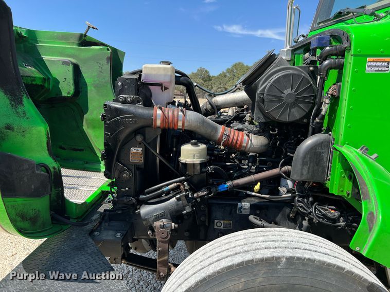 image for item DQ2146 2008 Peterbilt 335  truck cab and chassis