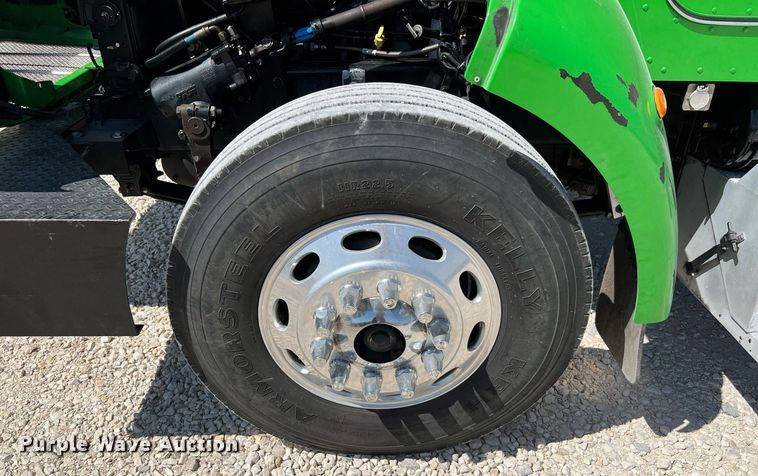 image for item DQ2146 2008 Peterbilt 335  truck cab and chassis