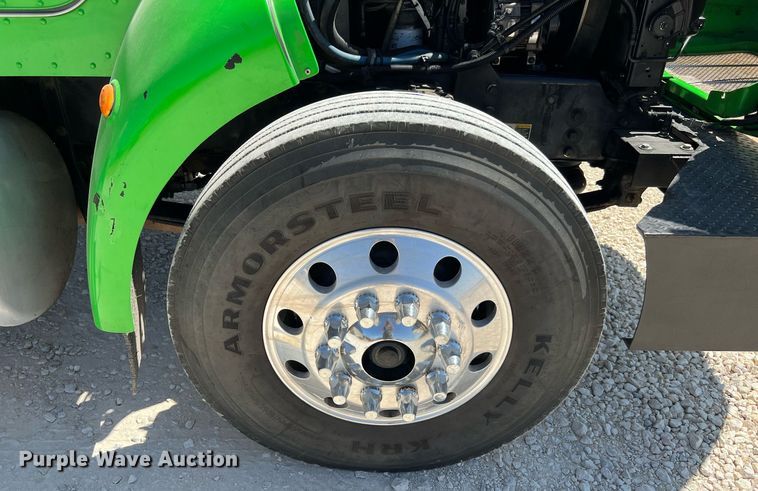 image for item DQ2146 2008 Peterbilt 335  truck cab and chassis