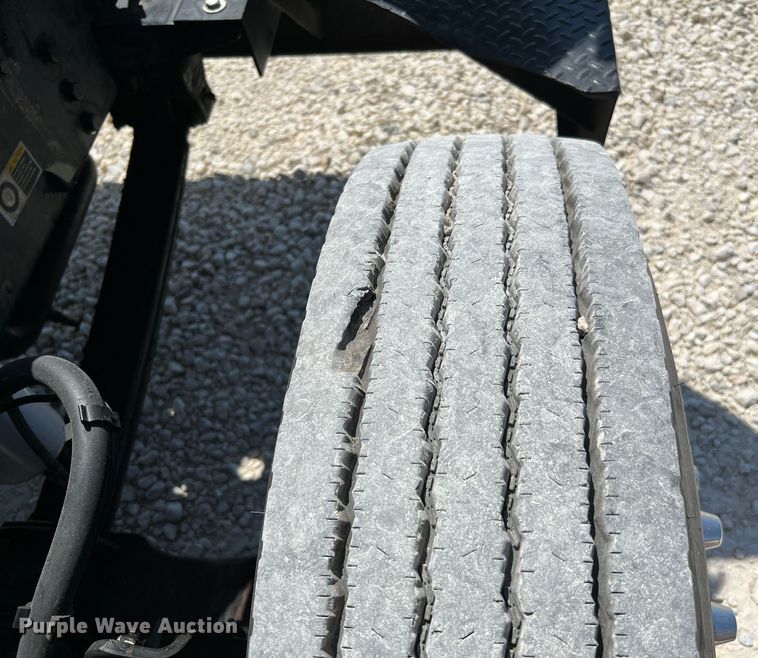 image for item DQ2146 2008 Peterbilt 335  truck cab and chassis