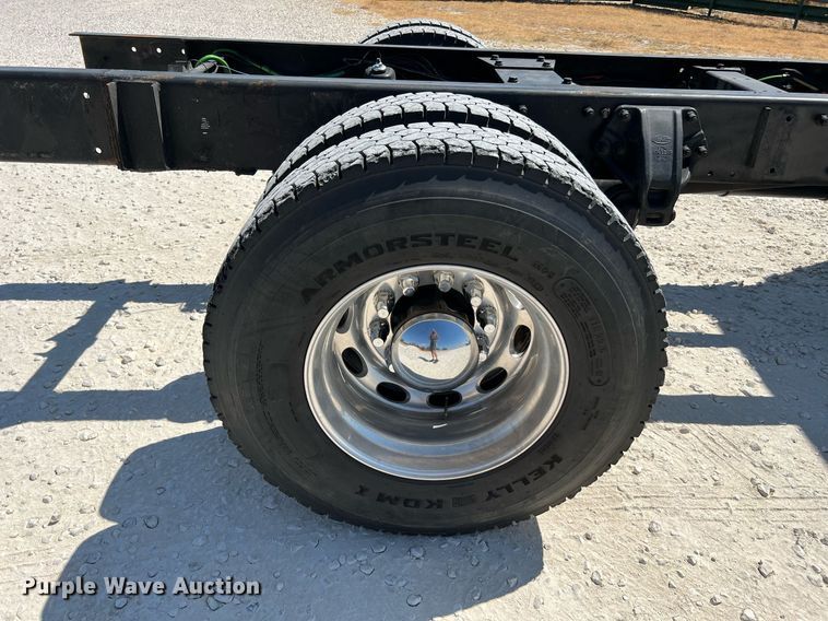 image for item DQ2146 2008 Peterbilt 335  truck cab and chassis