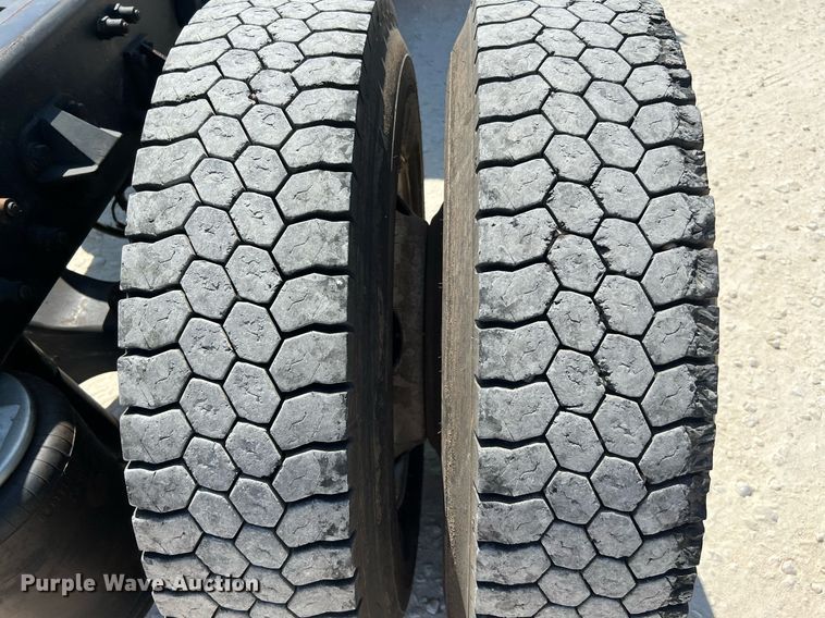 image for item DQ2146 2008 Peterbilt 335  truck cab and chassis