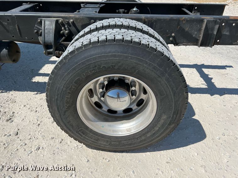 image for item DQ2146 2008 Peterbilt 335  truck cab and chassis