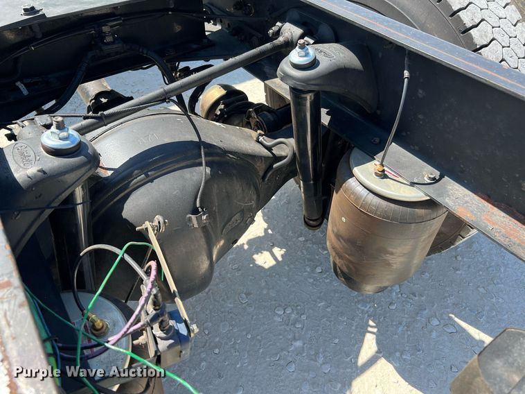 image for item DQ2146 2008 Peterbilt 335  truck cab and chassis