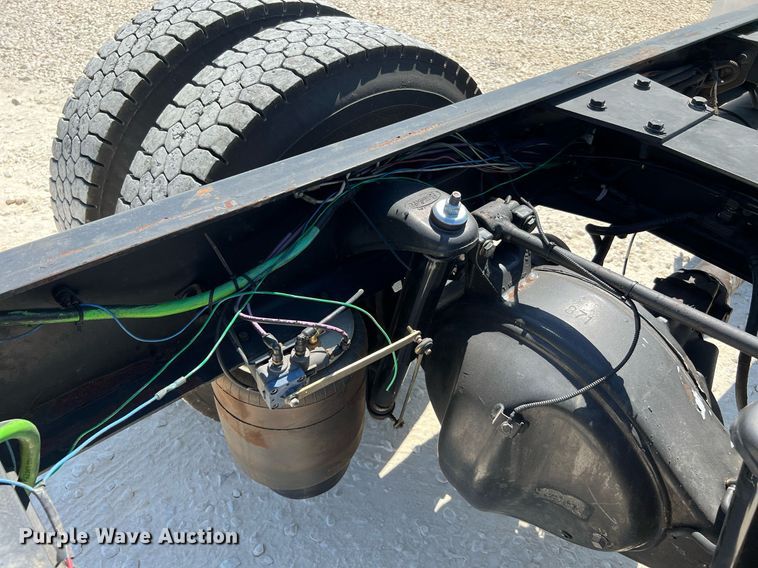 image for item DQ2146 2008 Peterbilt 335  truck cab and chassis