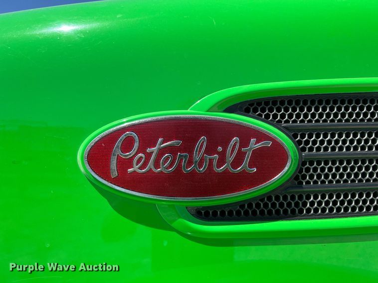 image for item DQ2146 2008 Peterbilt 335  truck cab and chassis