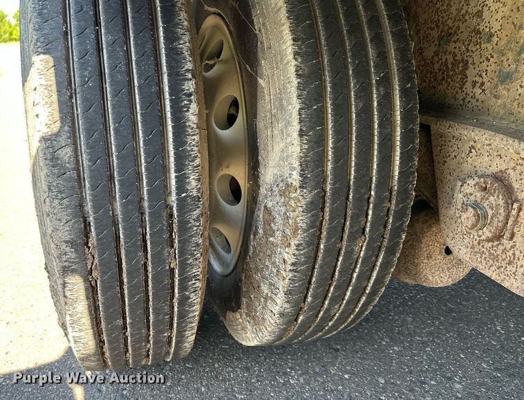 image for item DQ7338 2004 Transcraft D Eagle W2  drop deck trailer