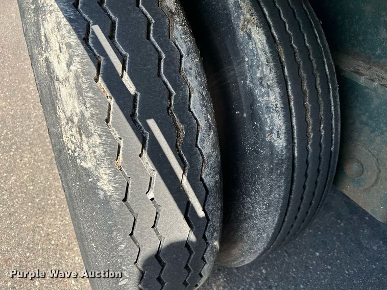 image for item DQ7341 1996 Talbert  flatbed trailer