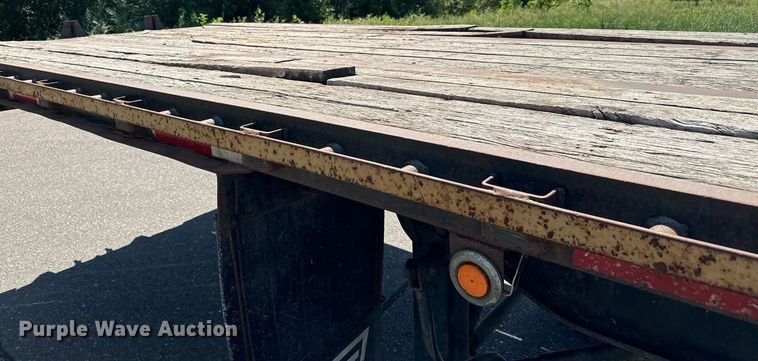 image for item DQ7342 1995 Talbert  flatbed trailer