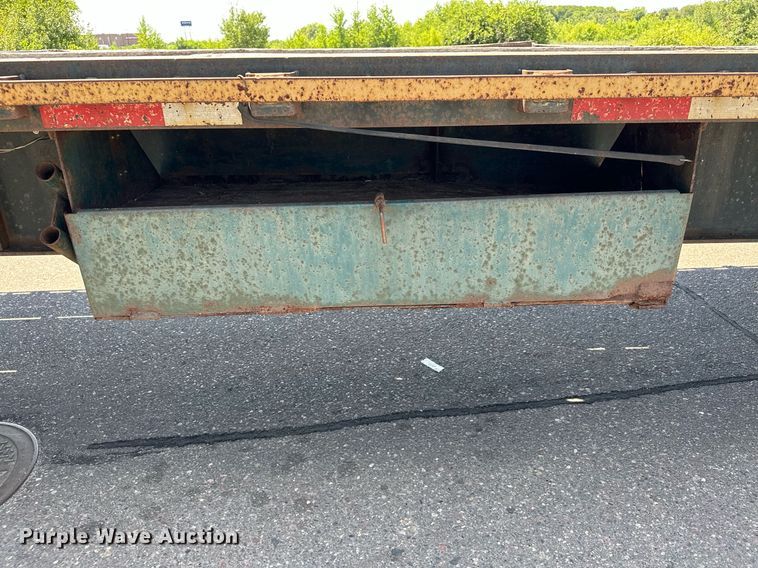 image for item DQ7342 1995 Talbert  flatbed trailer