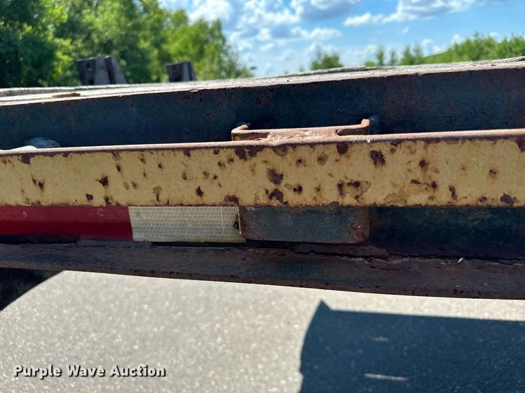 image for item DQ7342 1995 Talbert  flatbed trailer