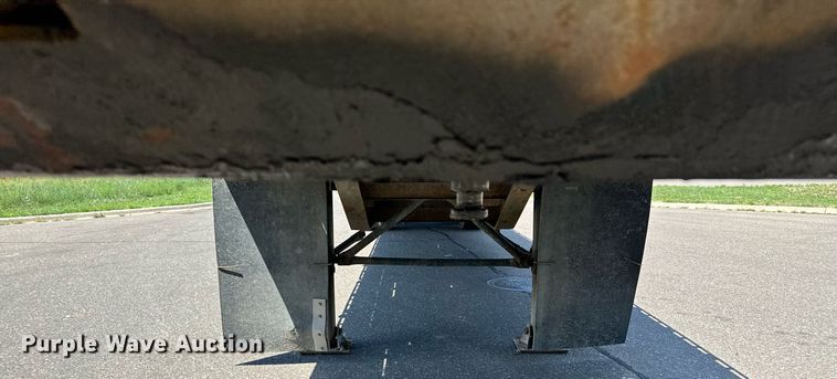 image for item DQ7342 1995 Talbert  flatbed trailer