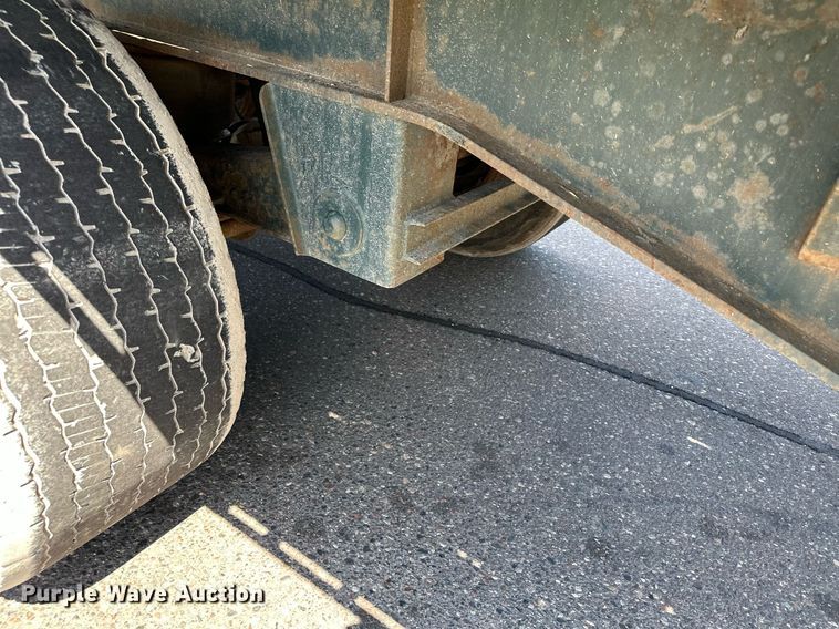 image for item DQ7342 1995 Talbert  flatbed trailer