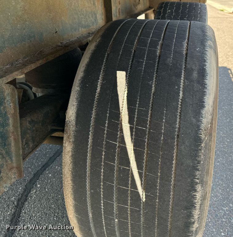 image for item DQ7342 1995 Talbert  flatbed trailer