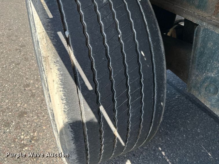 image for item DQ7342 1995 Talbert  flatbed trailer