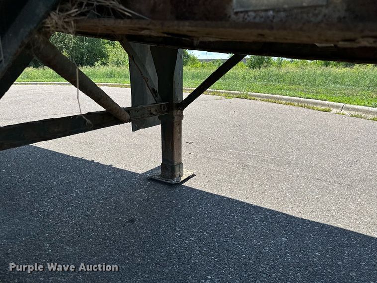 image for item DQ7343 2004 Great Dane  flatbed trailer