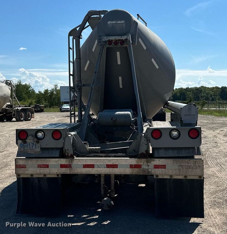 image for item DQ7346 1990 Fruehauf  pneumatic dry bulk trailer