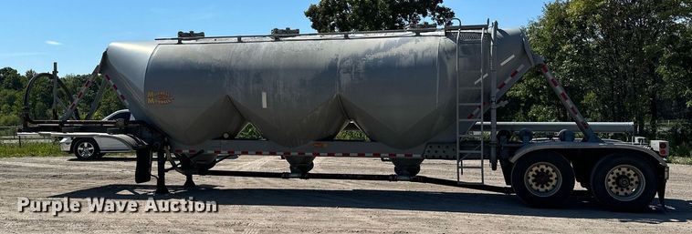image for item DQ7346 1990 Fruehauf  pneumatic dry bulk trailer