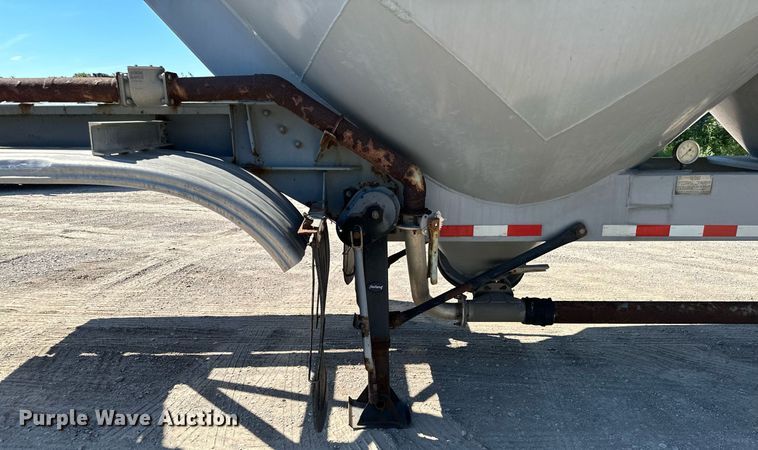 image for item DQ7346 1990 Fruehauf  pneumatic dry bulk trailer