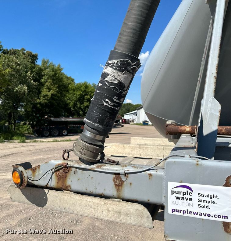 image for item DQ7346 1990 Fruehauf  pneumatic dry bulk trailer