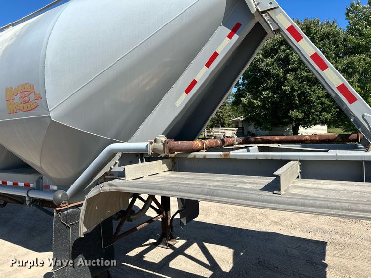 image for item DQ7346 1990 Fruehauf  pneumatic dry bulk trailer