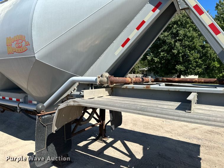 image for item DQ7346 1990 Fruehauf  pneumatic dry bulk trailer