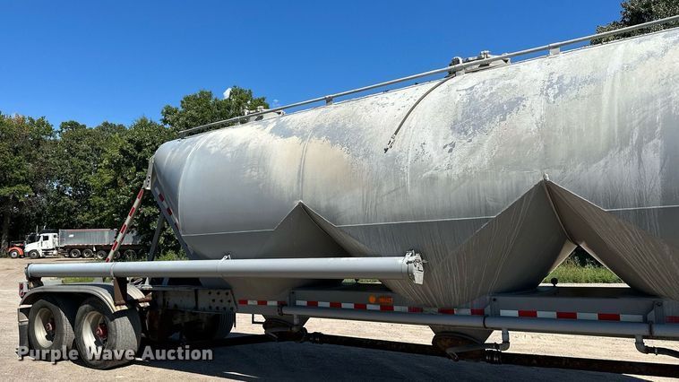 image for item DQ7346 1990 Fruehauf  pneumatic dry bulk trailer