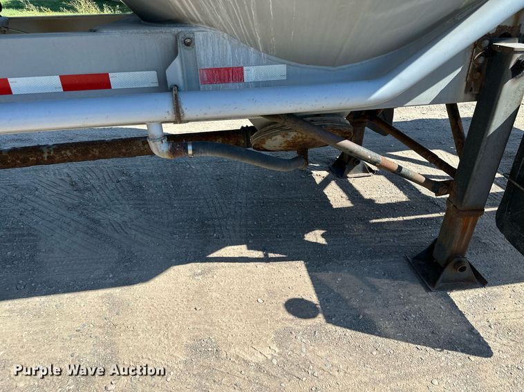 image for item DQ7346 1990 Fruehauf  pneumatic dry bulk trailer