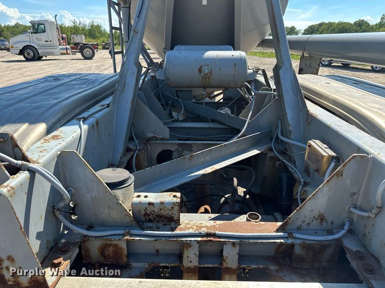 image for item DQ7346 1990 Fruehauf  pneumatic dry bulk trailer