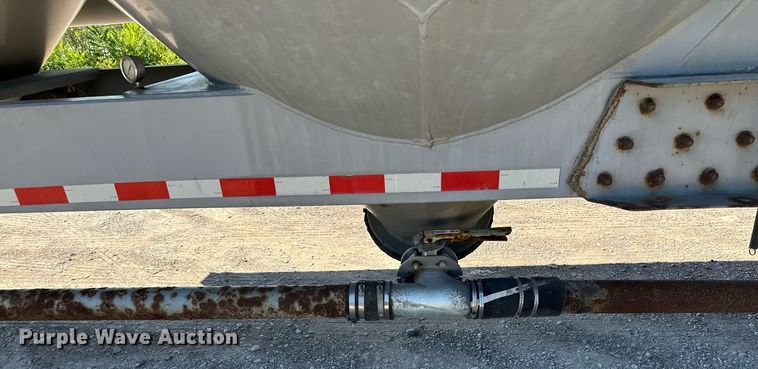 image for item DQ7346 1990 Fruehauf  pneumatic dry bulk trailer