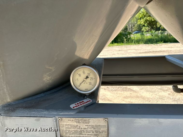 image for item DQ7346 1990 Fruehauf  pneumatic dry bulk trailer