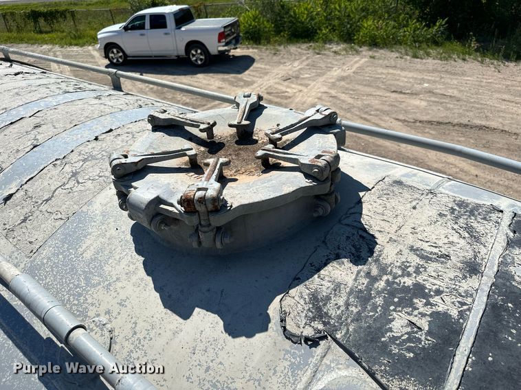 image for item DQ7346 1990 Fruehauf  pneumatic dry bulk trailer