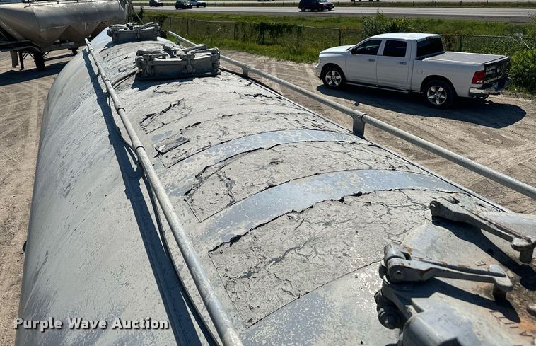 image for item DQ7346 1990 Fruehauf  pneumatic dry bulk trailer