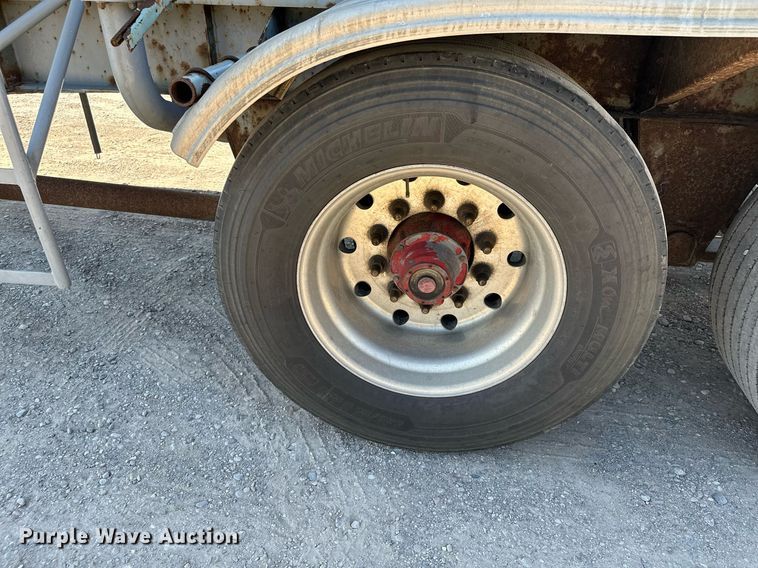 image for item DQ7346 1990 Fruehauf  pneumatic dry bulk trailer