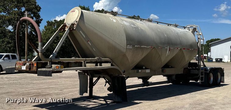 image for item DQ7348 2001 Fruehauf  pneumatic dry bulk trailer