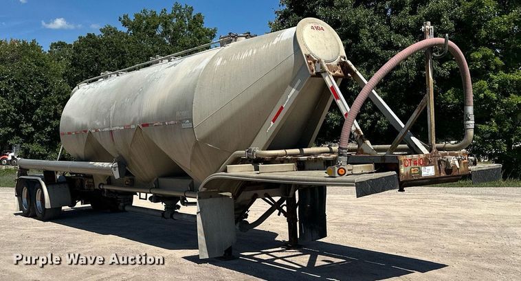 image for item DQ7348 2001 Fruehauf  pneumatic dry bulk trailer