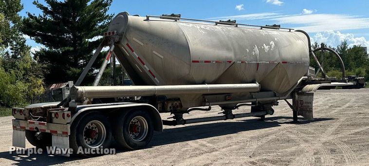 image for item DQ7348 2001 Fruehauf  pneumatic dry bulk trailer
