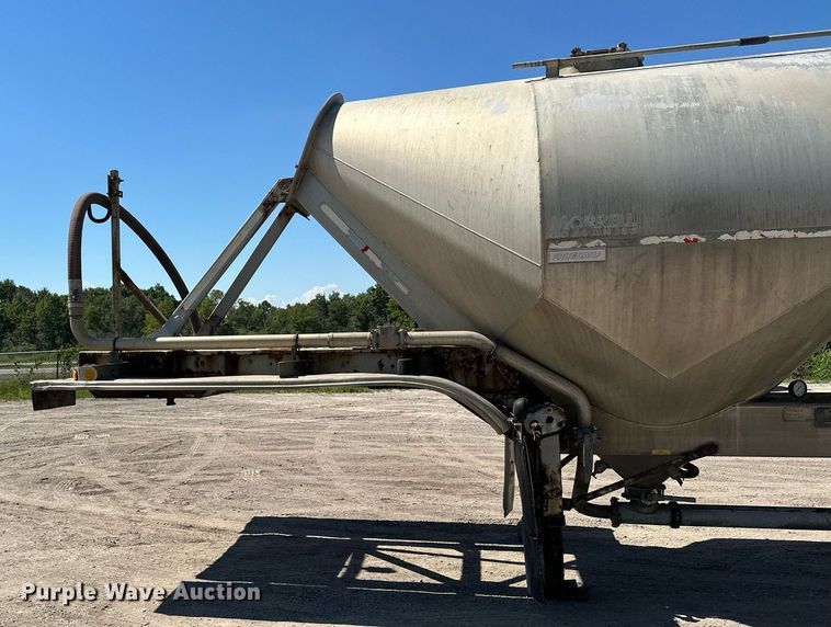 image for item DQ7348 2001 Fruehauf  pneumatic dry bulk trailer