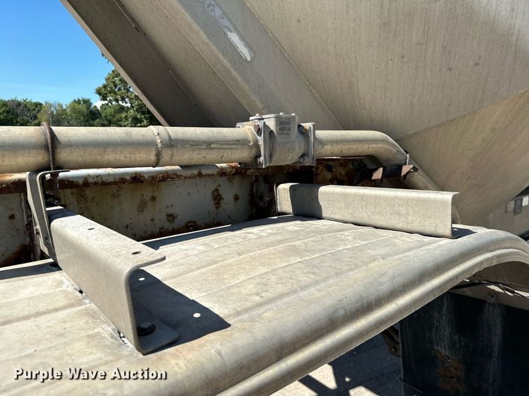 image for item DQ7348 2001 Fruehauf  pneumatic dry bulk trailer