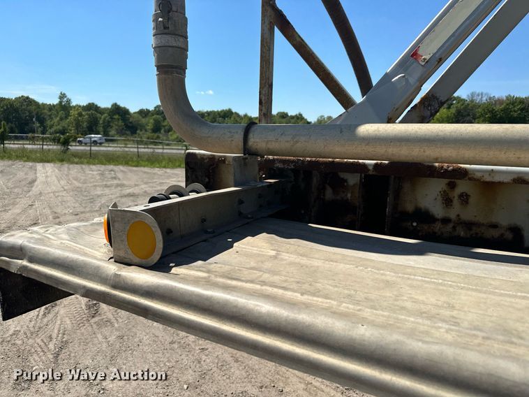 image for item DQ7348 2001 Fruehauf  pneumatic dry bulk trailer