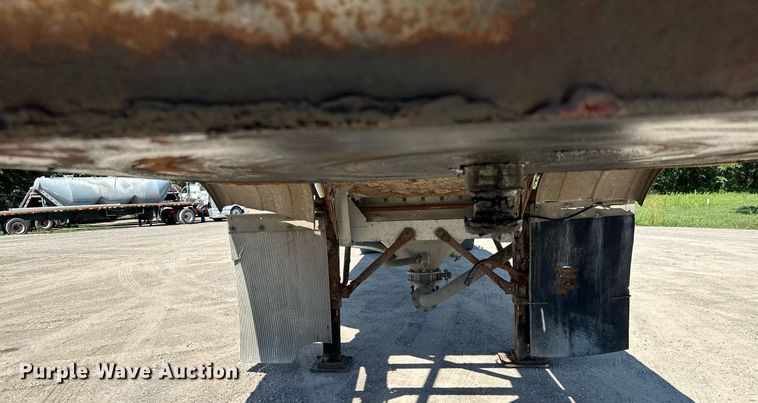 image for item DQ7348 2001 Fruehauf  pneumatic dry bulk trailer