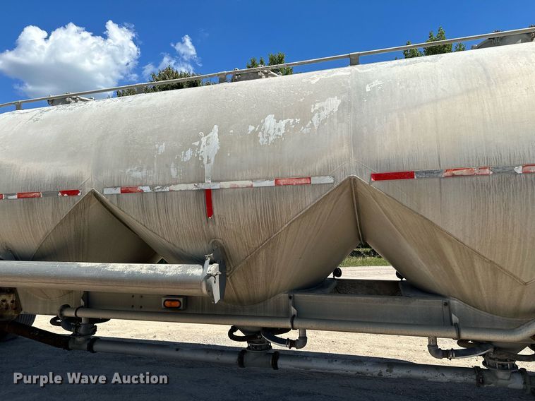 image for item DQ7348 2001 Fruehauf  pneumatic dry bulk trailer