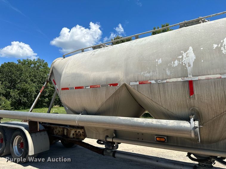 image for item DQ7348 2001 Fruehauf  pneumatic dry bulk trailer