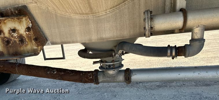 image for item DQ7348 2001 Fruehauf  pneumatic dry bulk trailer