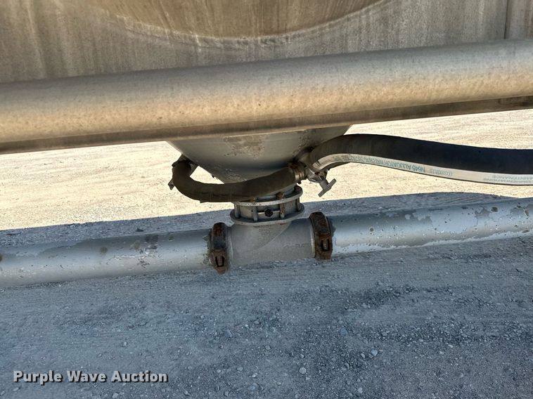 image for item DQ7348 2001 Fruehauf  pneumatic dry bulk trailer