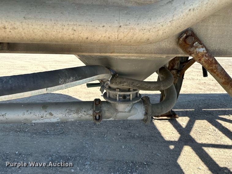 image for item DQ7348 2001 Fruehauf  pneumatic dry bulk trailer