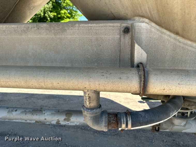 image for item DQ7348 2001 Fruehauf  pneumatic dry bulk trailer