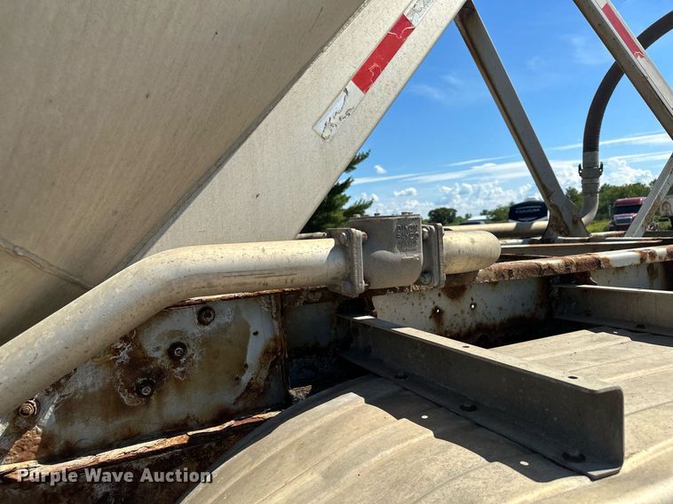 image for item DQ7348 2001 Fruehauf  pneumatic dry bulk trailer