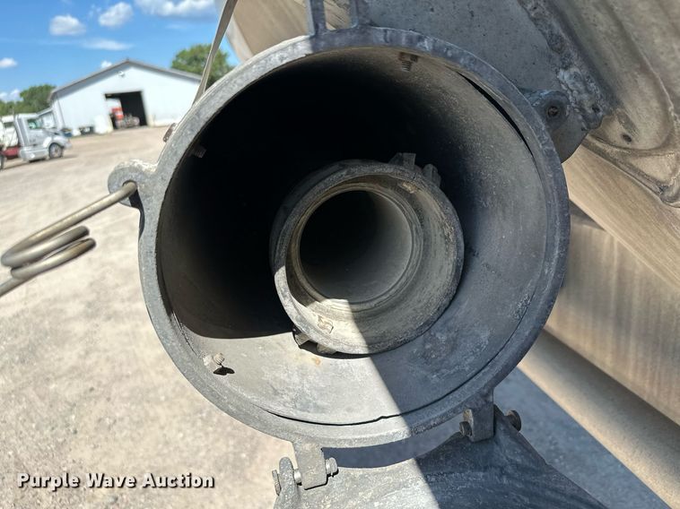 image for item DQ7348 2001 Fruehauf  pneumatic dry bulk trailer