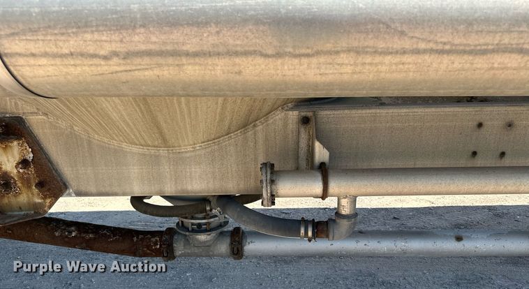 image for item DQ7348 2001 Fruehauf  pneumatic dry bulk trailer